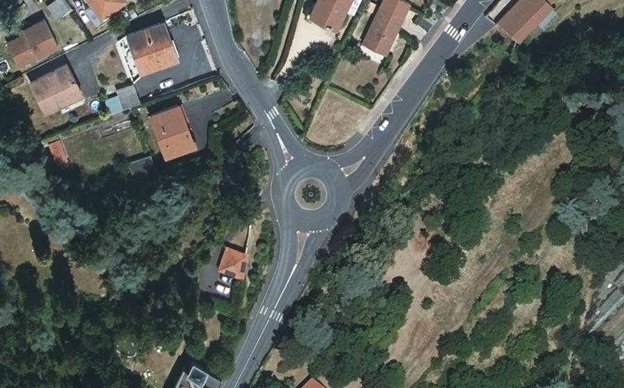 Vue aérienne du Rond-point anonyme n°227520544