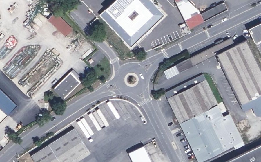 Vue aérienne du Rond-point anonyme n°227545826