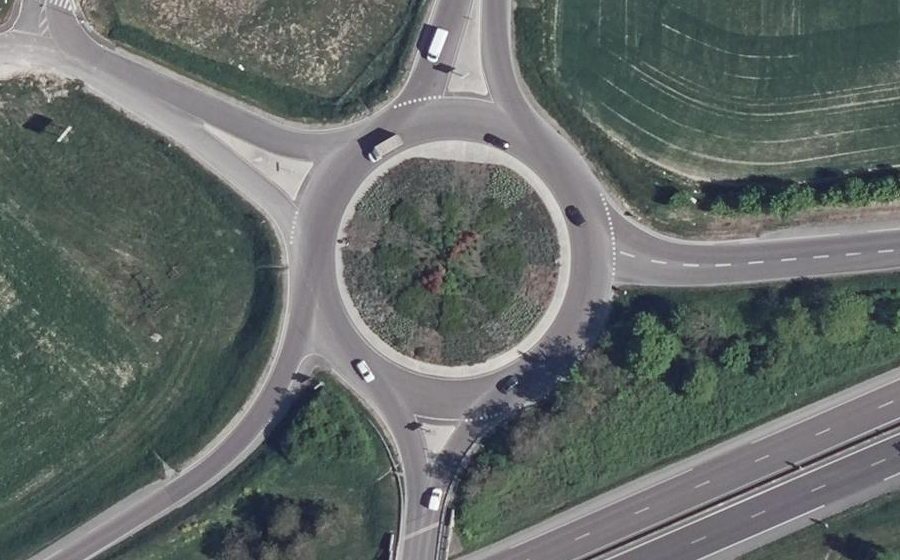 Vue aérienne du Rond-point anonyme n°22755828