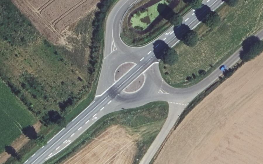 Vue aérienne du Rond-point anonyme n°227558882