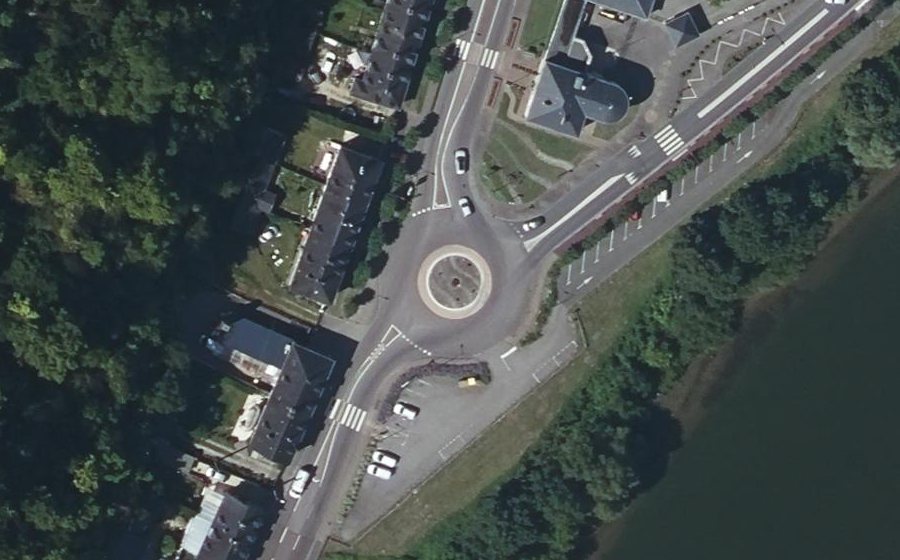 Vue aérienne du Rond-point anonyme n°227633014