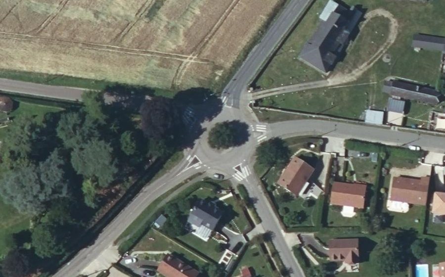 Vue aérienne du Rond-point anonyme n°227633017