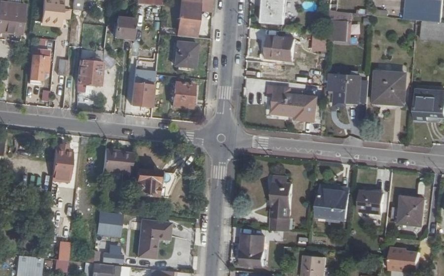 Vue aérienne du Rond-point anonyme n°227648303