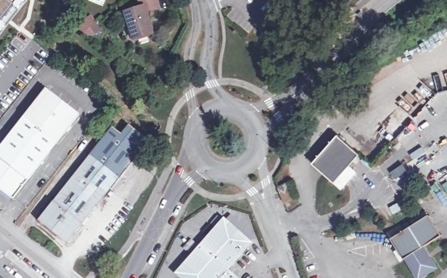 Vue aérienne du Rond-point anonyme n°227658609