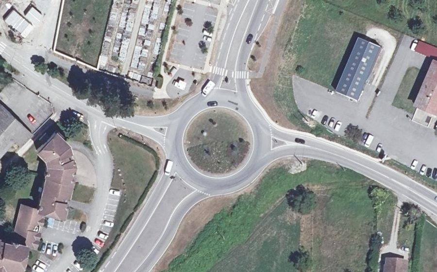 Vue aérienne du Rond-point anonyme n°227658615
