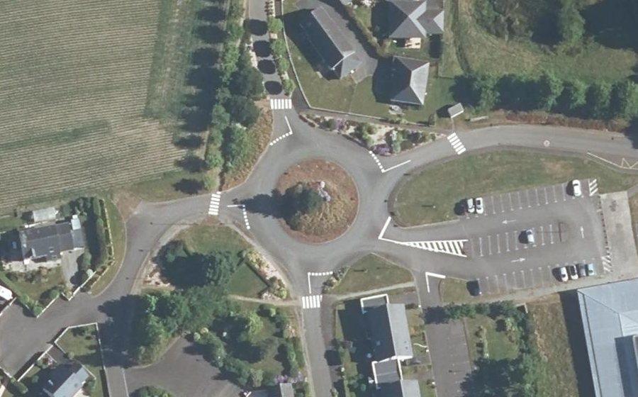Vue aérienne du Rond-point anonyme n°227696266