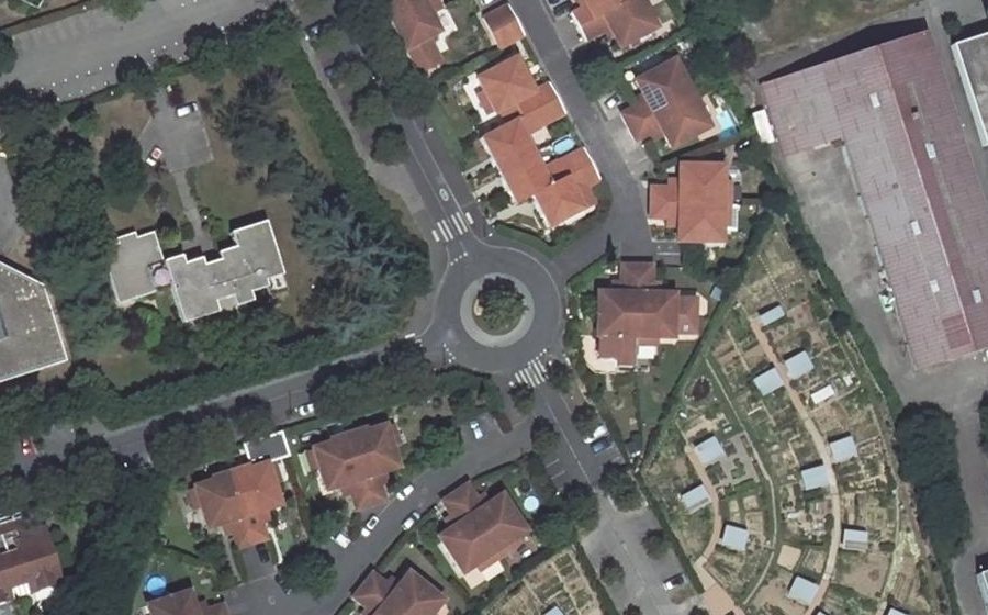 Vue aérienne du Rond-point anonyme n°22788833