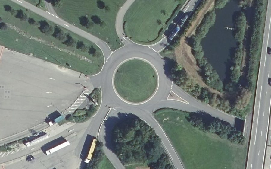 Vue aérienne du Rond-point anonyme n°22790891