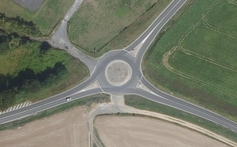 Vue aérienne du Rond-point anonyme n°227923706