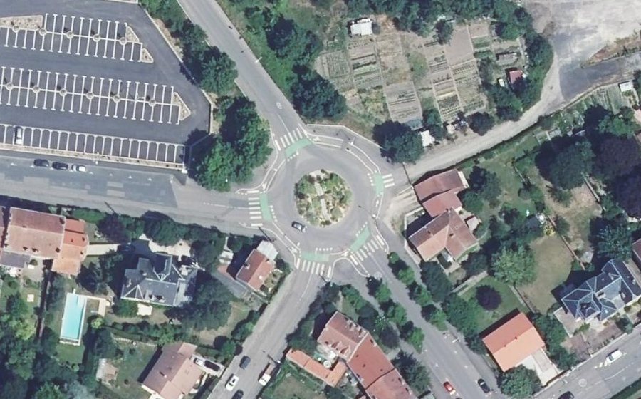 Vue aérienne du Rond-point anonyme n°22796181