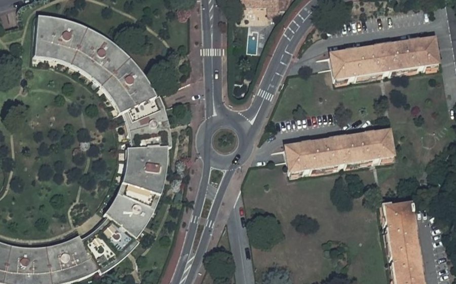 Vue aérienne du Rond-point anonyme n°22796318