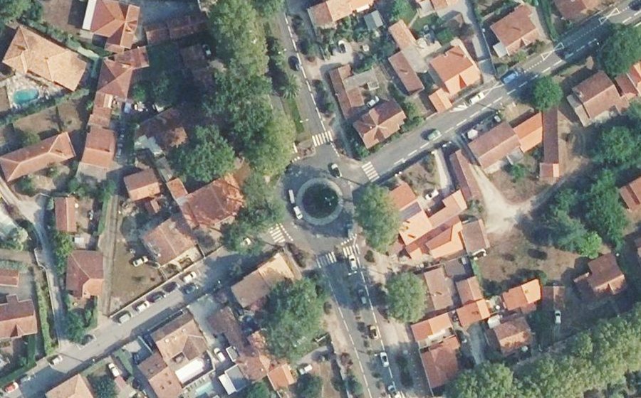 Vue aérienne du Rond-point anonyme n°227991525