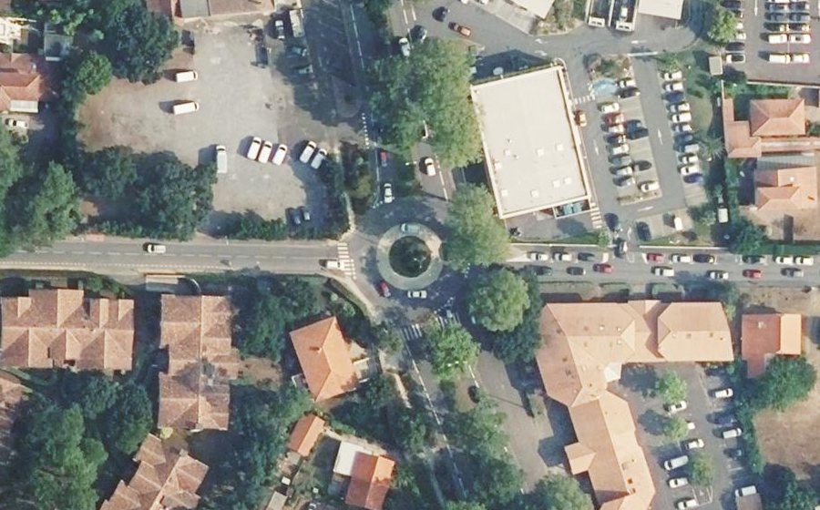 Vue aérienne du Rond-point anonyme n°227991526