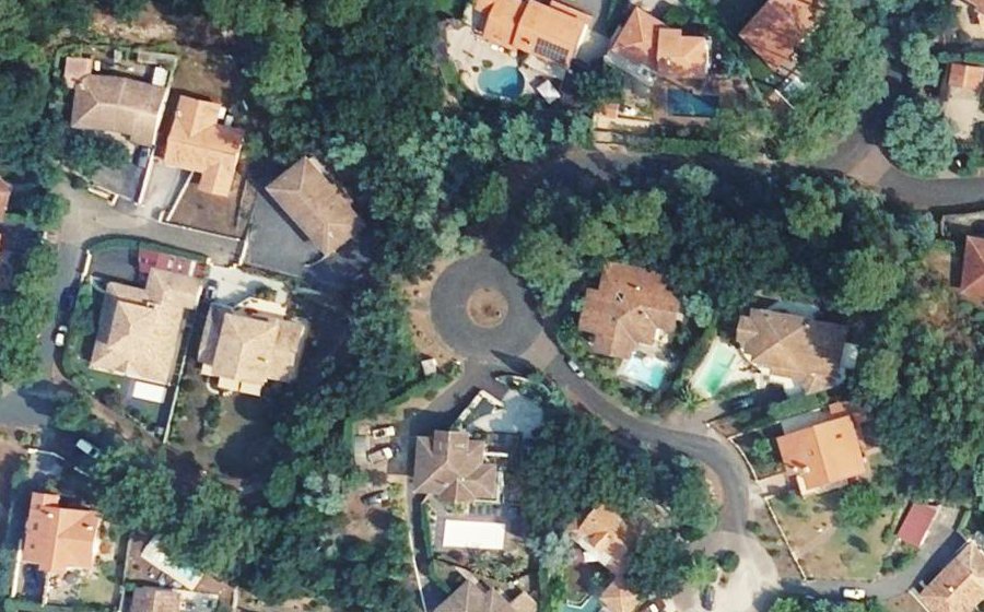 Vue aérienne du Rond-point anonyme n°227991541