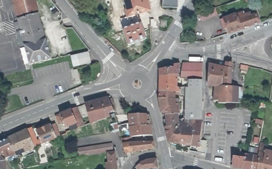 Vue aérienne du Rond-point anonyme n°228035395