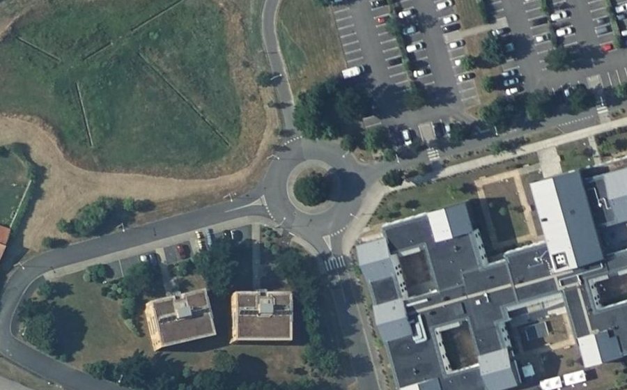 Vue aérienne du Rond-point anonyme n°228087315