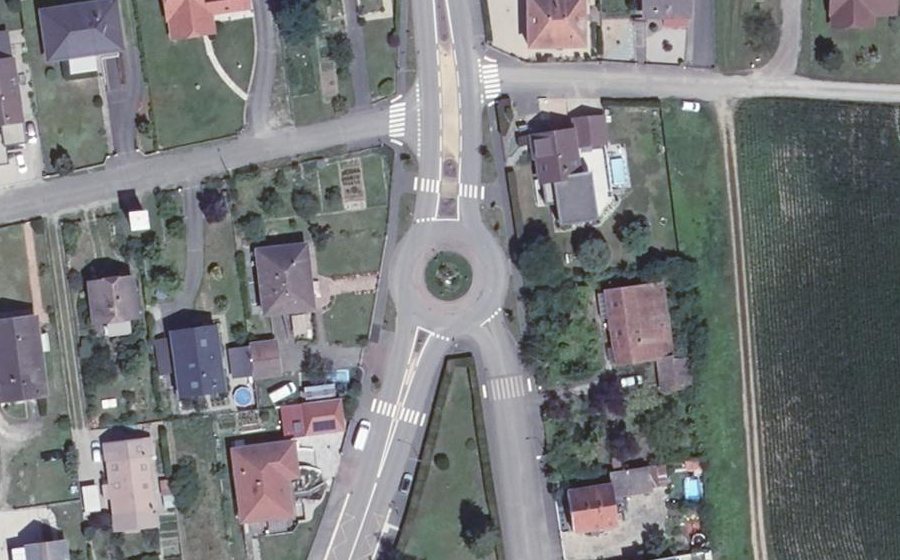 Vue aérienne du Rond-point anonyme n°22810680