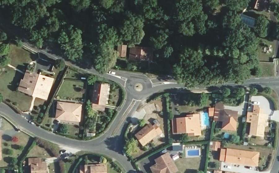 Vue aérienne du Rond-point anonyme n°228132061
