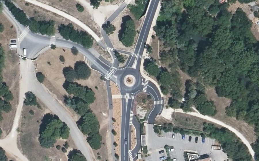 Vue aérienne du Rond-point anonyme n°228132650
