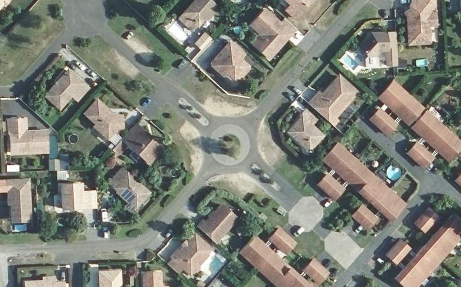 Vue aérienne du Rond-point anonyme n°228142695