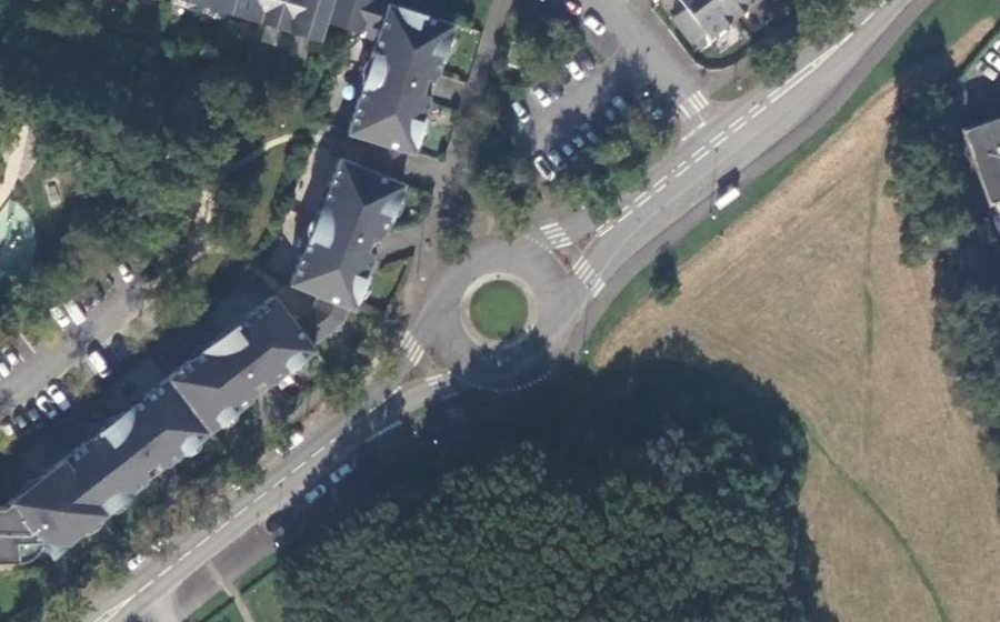 Vue aérienne du Rond-point anonyme n°22820425