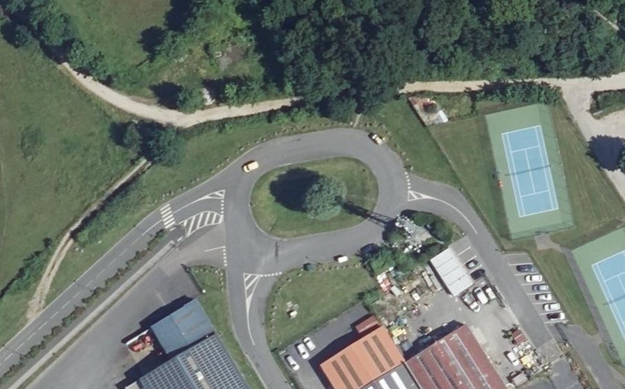 Vue aérienne du Rond-point anonyme n°228276103
