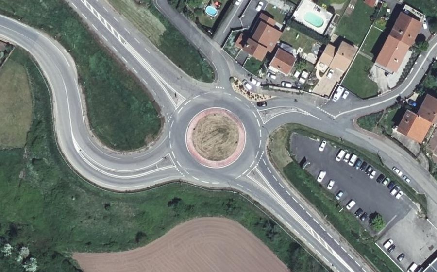 Vue aérienne du Rond-point anonyme n°228285832