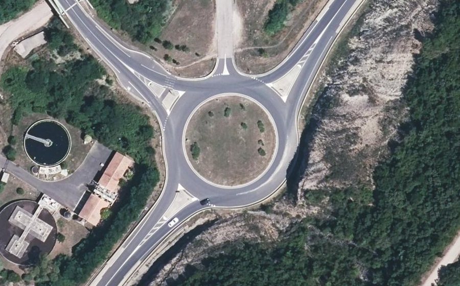 Vue aérienne du Rond-point anonyme n°228344558