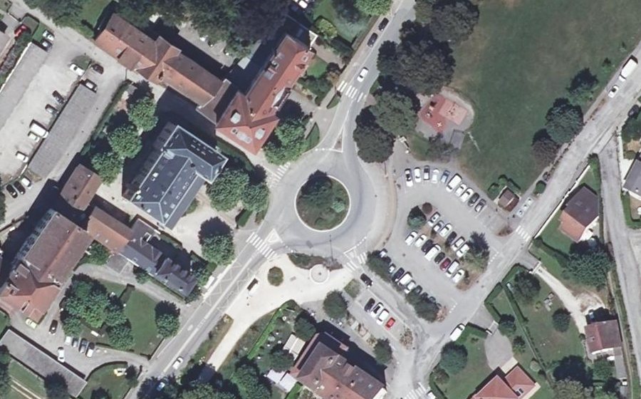 Vue aérienne du Rond-point anonyme n°228372240