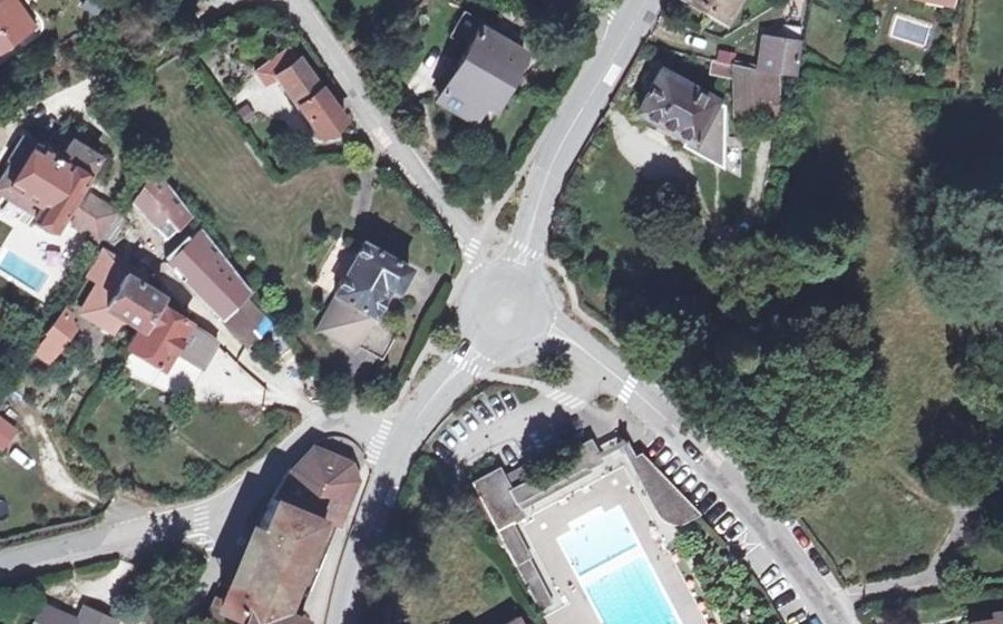 Vue aérienne du Rond-point anonyme n°228372249