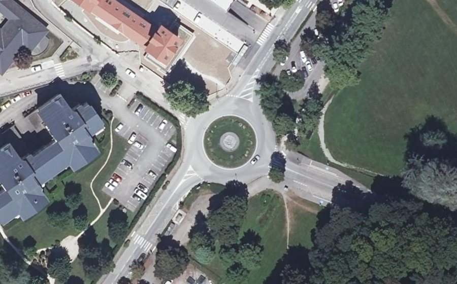 Vue aérienne du Rond-point anonyme n°228372252