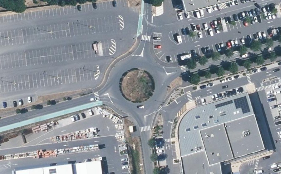 Vue aérienne du Rond-point anonyme n°228497443