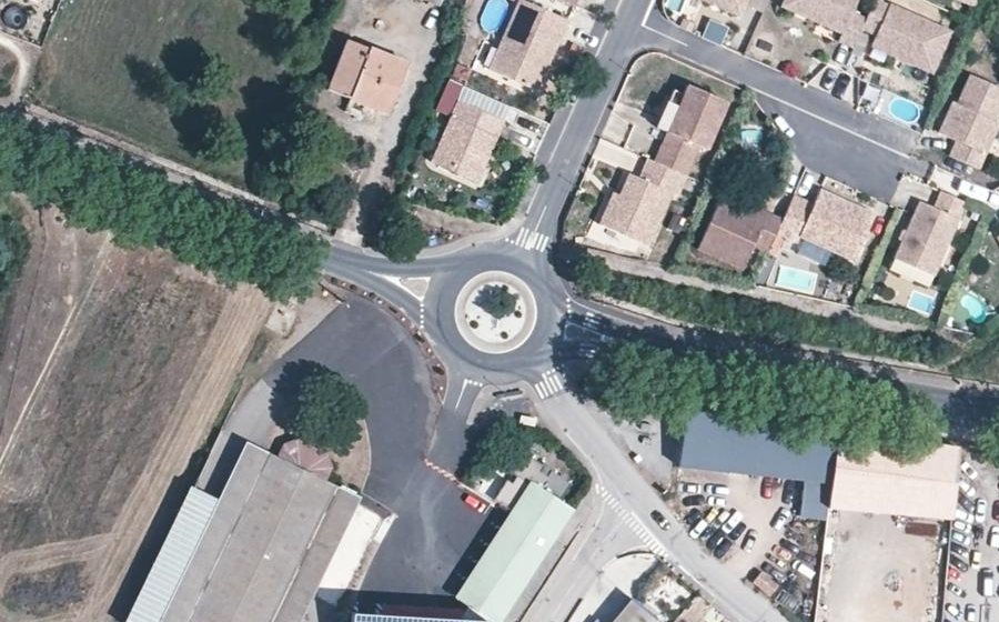 Vue aérienne du Rond-point anonyme n°228533997