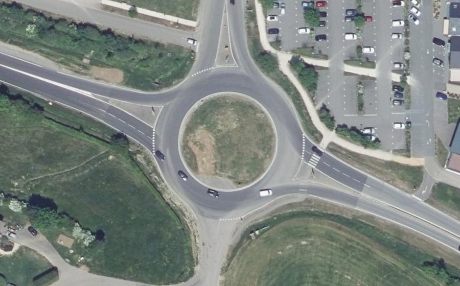 Vue aérienne du Rond-point anonyme n°228579102
