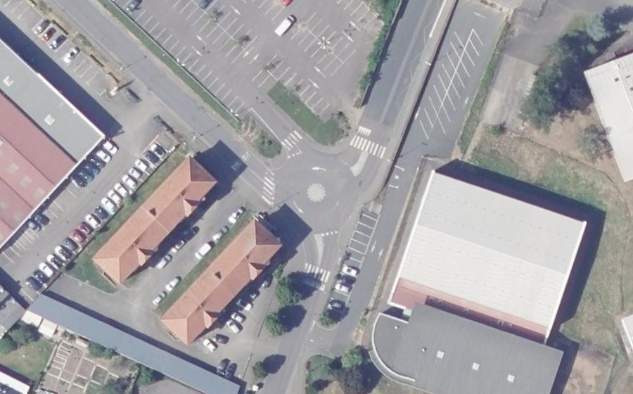 Vue aérienne du Rond-point anonyme n°228629238