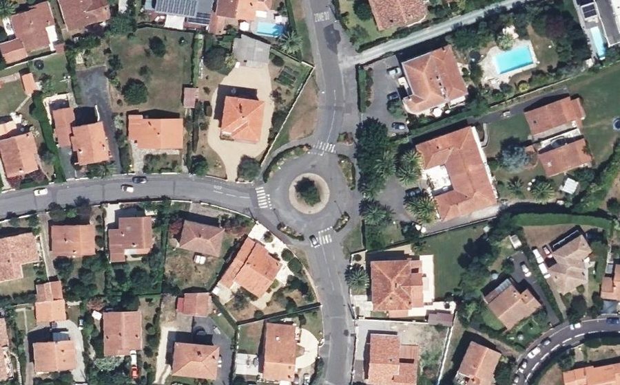 Vue aérienne du Rond-point anonyme n°228695878