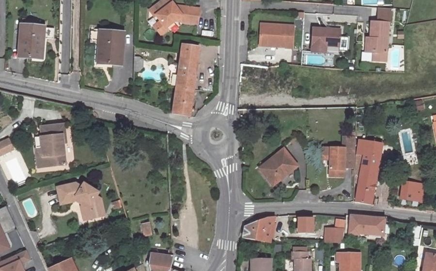 Vue aérienne du Rond-point anonyme n°22874623