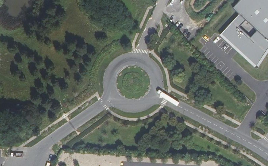 Vue aérienne du Rond-point anonyme n°228748290