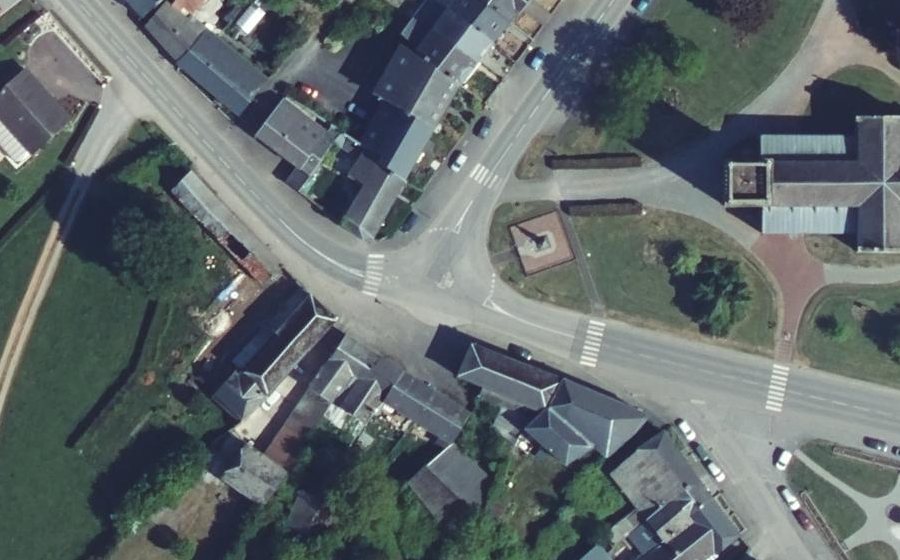 Vue aérienne du Rond-point anonyme n°228859554