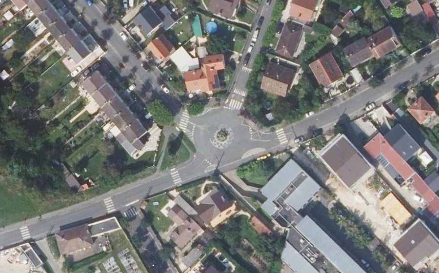 Vue aérienne du Rond-point anonyme n°22885988