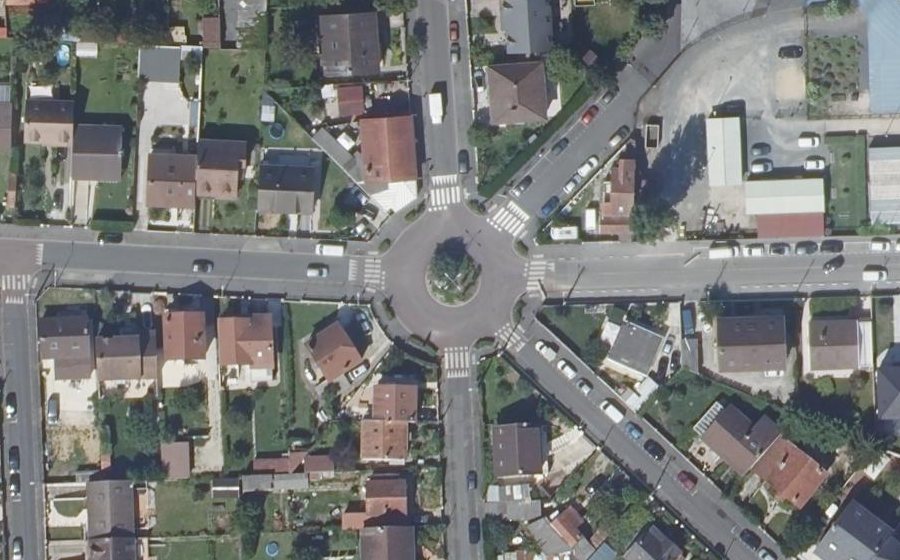 Vue aérienne du Rond-point anonyme n°228891392