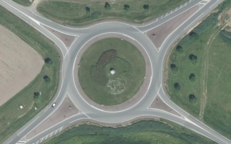 Vue aérienne du Rond-point anonyme n°22890339