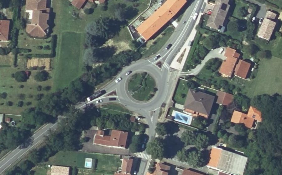 Vue aérienne du Rond-point anonyme n°22890532