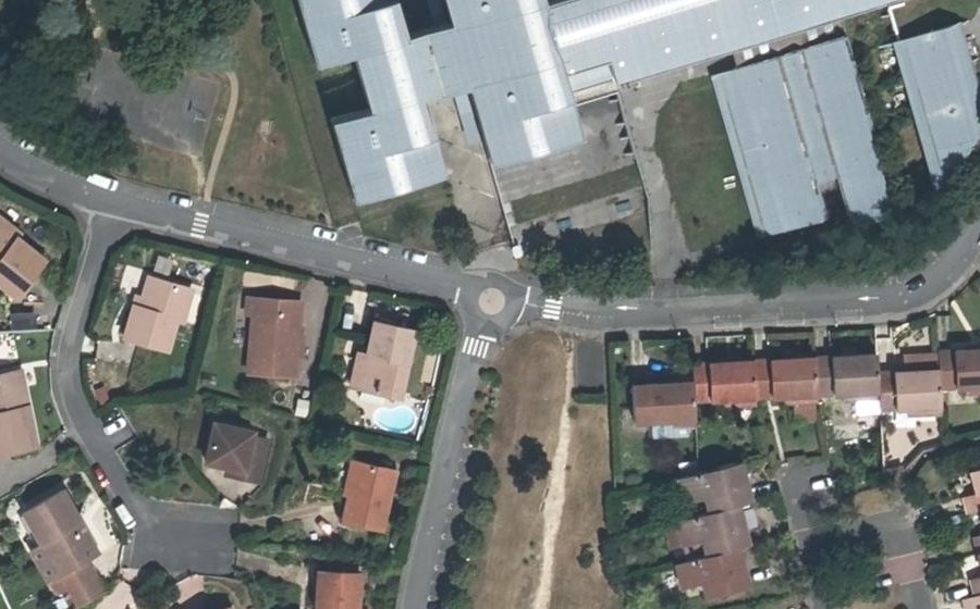 Vue aérienne du Rond-point anonyme n°228920529