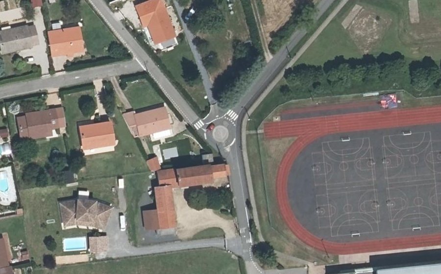 Vue aérienne du Rond-point anonyme n°228920666