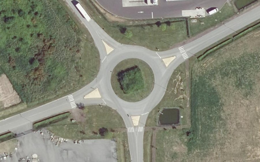 Vue aérienne du Rond-point anonyme n°228938889