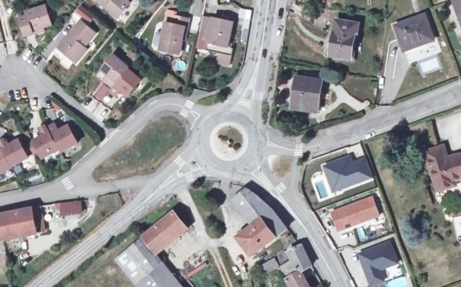 Vue aérienne du Rond-point anonyme n°228943620