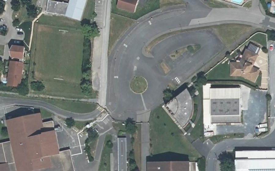 Vue aérienne du Rond-point anonyme n°228944558