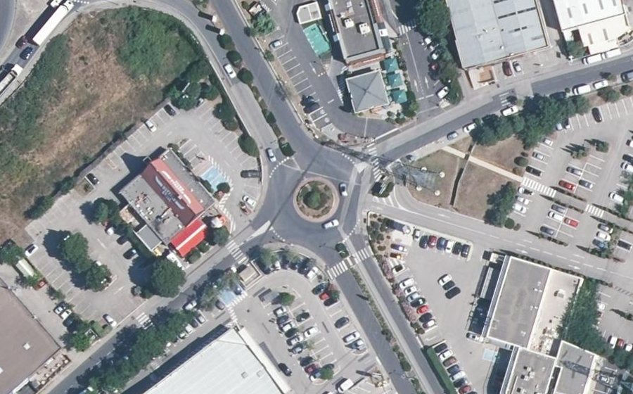 Vue aérienne du Rond-point anonyme n°22895061