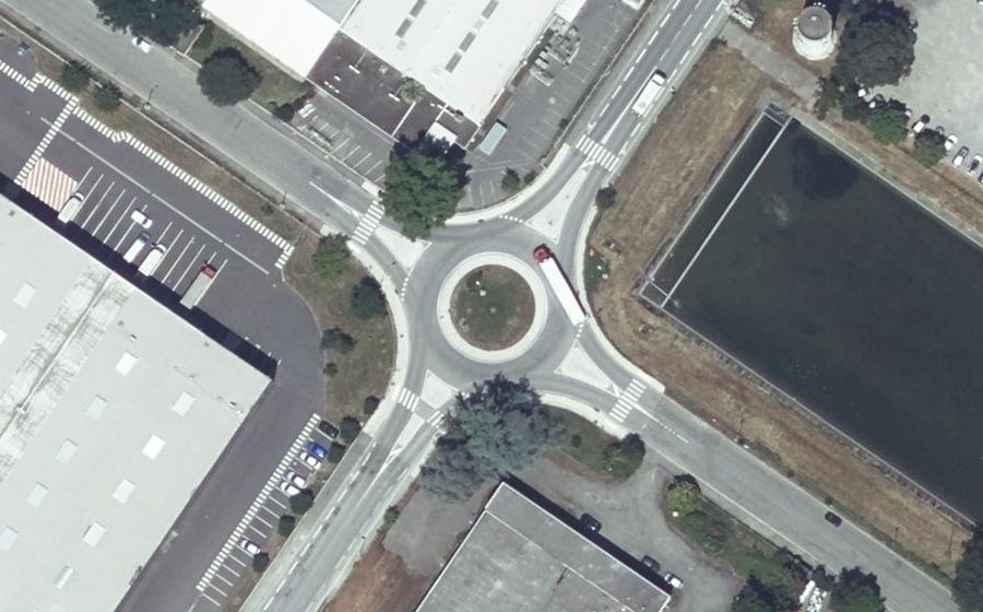 Vue aérienne du Rond-point anonyme n°22898614